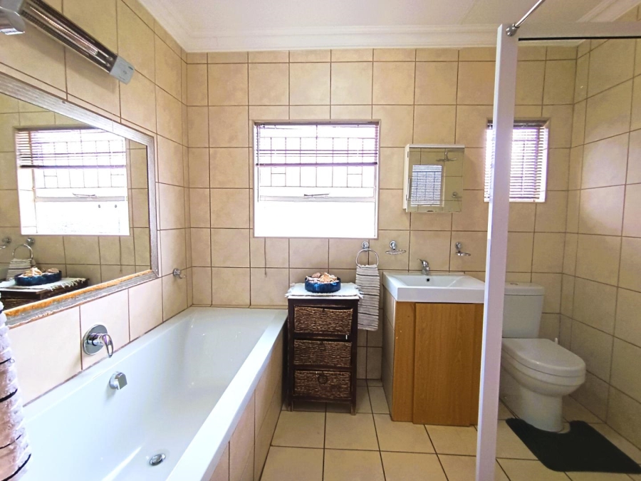 4 Bedroom Property for Sale in Langenhovenpark Free State